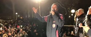 Copertina di Salvini contestato anche a L’Aquila, lui risponde dal palco: “Quattro sfigati figli di papà. Pane e nutella per tutti”