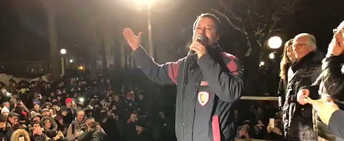 Copertina di Salvini contestato anche a L’Aquila, lui risponde dal palco: “Quattro sfigati figli di papà. Pane e nutella per tutti”