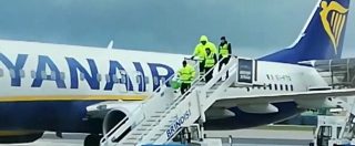 Copertina di Brindisi, operatori aeroportuali filmati mentre sghiacciano l’aereo con secchiate d’acqua calda. Enac apre indagine