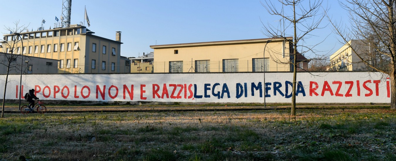 Milano: “Il popolo non è razzista, Lega di m…”. Scritte con insulti sui muri della sede del Carroccio in via Bellerio