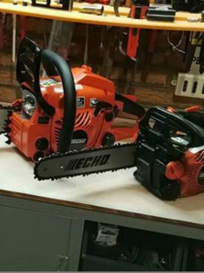 Il pos gli mangia il bancomat, lui tira fuori la motosega e distrugge il casello autostradale dell’A24 Il pos gli mangia il bancomat, lui tira fuori la motosega e distrugge il casello autostradale dell’A24