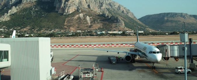 Sicilia, i voli per tornare costano troppo. Così le famiglie pagano il ‘pizzo’ sul rientro