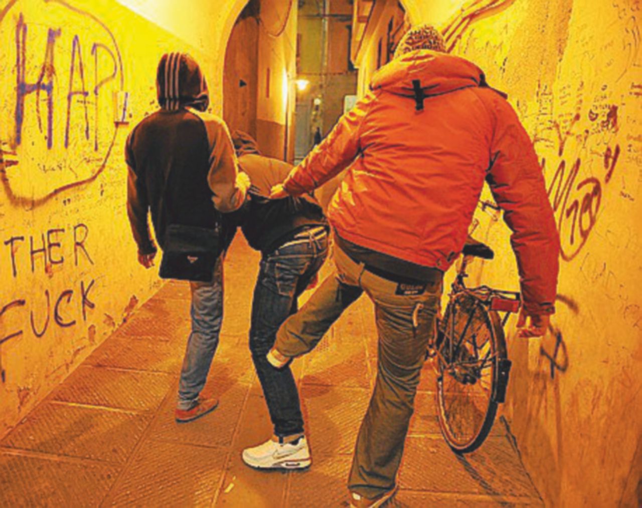 Vendetta per un complimento social: tre ragazzini feriscono gravemente un coetaneo