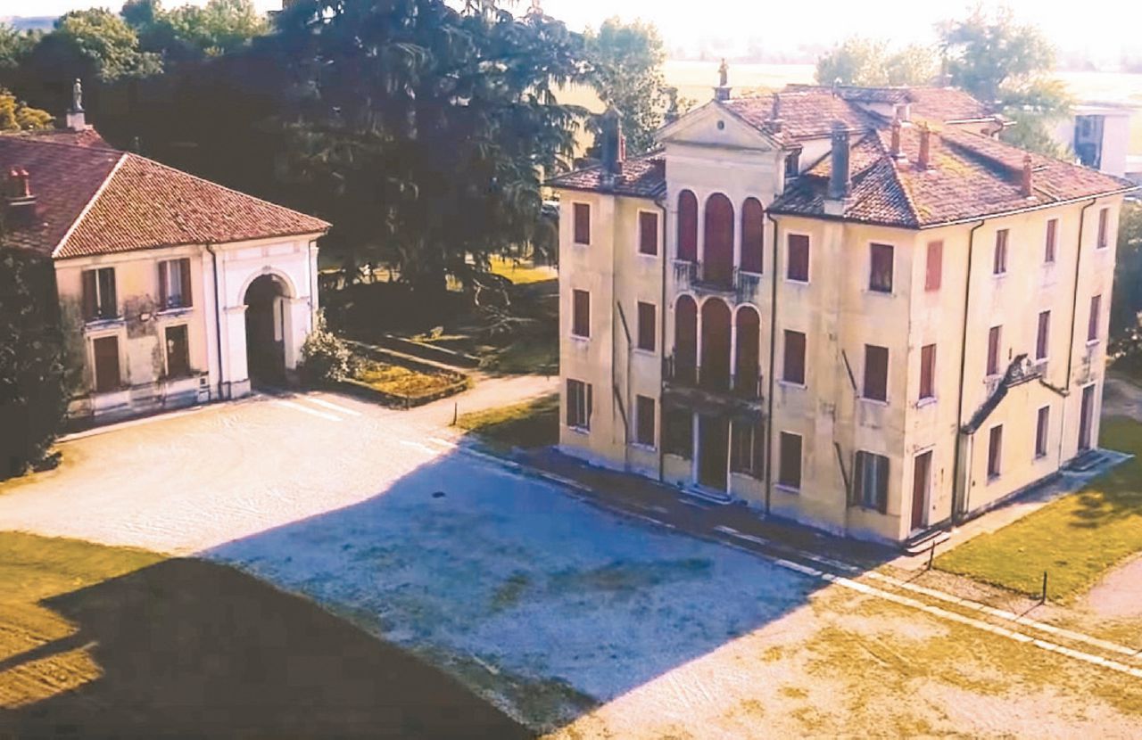 Copertina di “All’ombra de’ cipressi e dentro l’urne”, prima o poi, ci sarà una colata di cemento