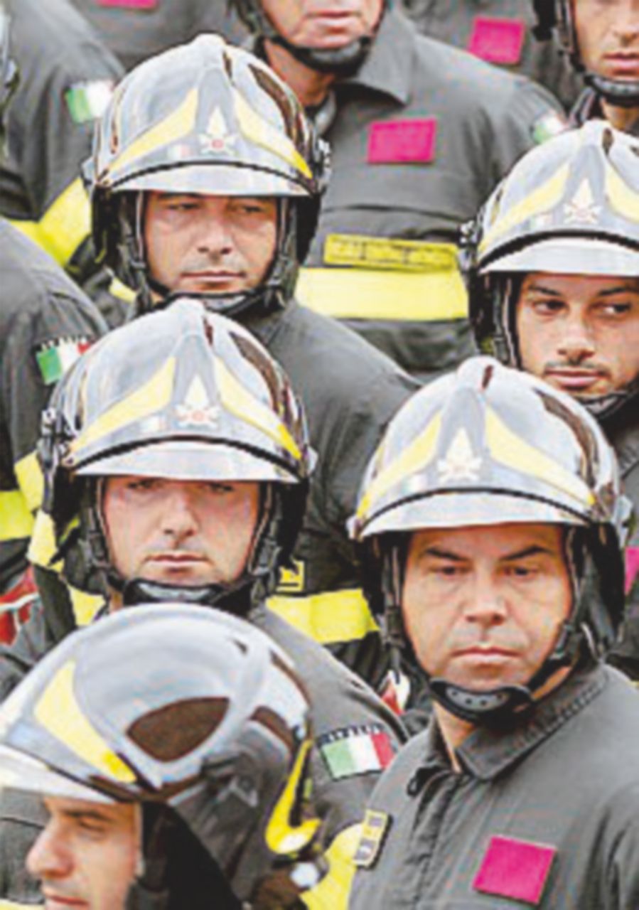 Copertina di I Vigili del fuoco a Salvini: “Togliti la nostra giacca”