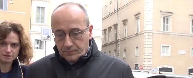 Copertina di Carige, Patuanelli (M5s): “Intervento per i risparmiatori. Renzi parla? Surreale”. E Bagnai (Lega) non risponde