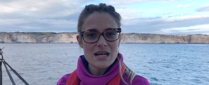 Copertina di Migranti, Sea watch: “Siamo allo stremo. Spiegate a queste persone perché non possono sbarcare in Europa”