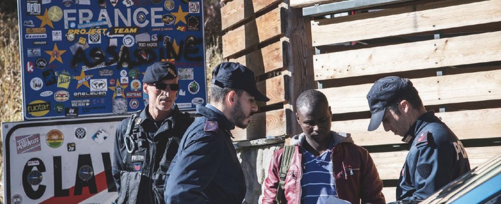 Versante italiano - Controlli di polizia a Claviere - Ansa Oltre il confine chiuso da Parigi. “Sono arrivati in 7.400 in 18 mesi”