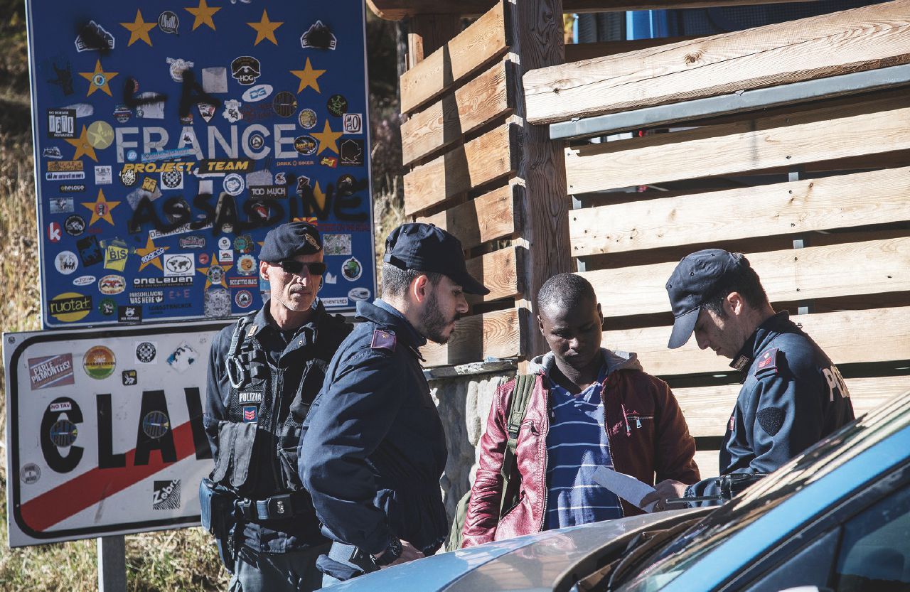 Versante italiano - Controlli di polizia a Claviere - Ansa Oltre il confine chiuso da Parigi. “Sono arrivati in 7.400 in 18 mesi”