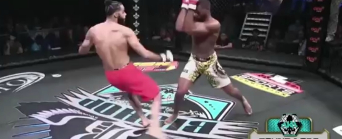 Copertina di Il lottatore dà un calcio all’avversario, l’incidente shock in diretta tv a pochi secondi dall’inizio del match