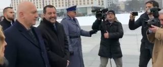 Copertina di Salvini contestato a Varsavia: “Succhiac***i di Putin, razzista! Qui c’è la Polonia antifascista”. E lui reagisce così