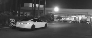 Copertina di Tesla Model S in modalità Autopilot investe e “uccide” un robot. Fake o delirio a Las Vegas? – VIDEO