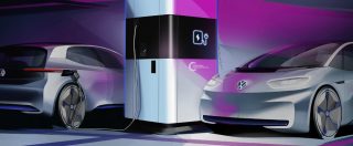 Copertina di Volkswagen inventa la stazione mobile di ricarica per auto elettriche e vuole diventare fornitore di energia pulita