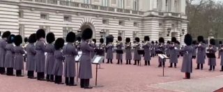Copertina di Queen, dopo i Golden Globe arriva il tributo delle guardie della Regina:  Bohemian rhapsody a Buckingham Palace
