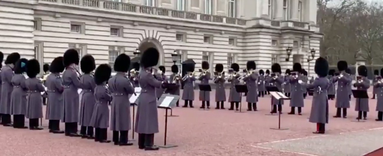 Copertina di Queen, dopo i Golden Globe arriva il tributo delle guardie della Regina:  Bohemian rhapsody a Buckingham Palace