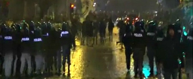 Copertina di Roma, lanci di bottiglie e scontri con la polizia durante i festeggiamenti della Lazio: 7 agenti feriti e 3 fermi