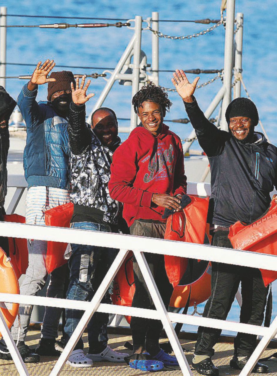 Copertina di Le 49 urla di gioia sulle navi delle ong: “È finita si sbarca”