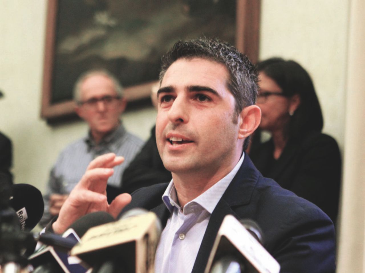 Diritti gay, continua l’offensiva anti-Pizzarotti: anche il parroco dopo il vescovo e Forza Nuova