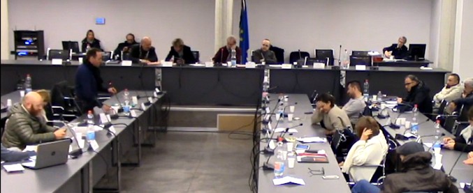 Copertina di Verbania, il consigliere comunale elogia Mussolini: “Del fascismo ci ricordiamo solo delle ombre, ma non delle luci”