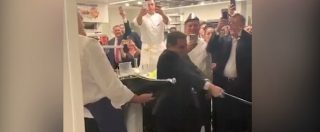 Copertina di Sciaboliamo lo champagnino? Il direttore del ristorante stellato mostra a tutti come aprire una bottiglia da 2mila euro