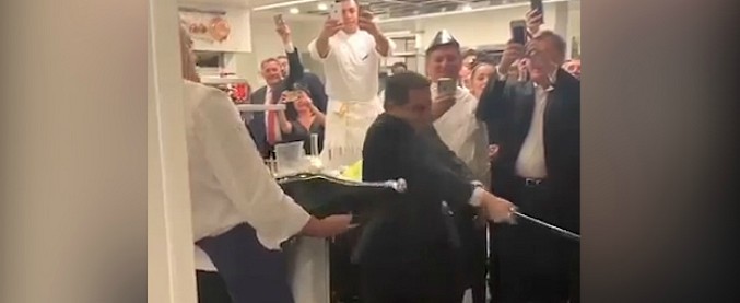 Copertina di Sciaboliamo lo champagnino? Il direttore del ristorante stellato mostra a tutti come aprire una bottiglia da 2mila euro