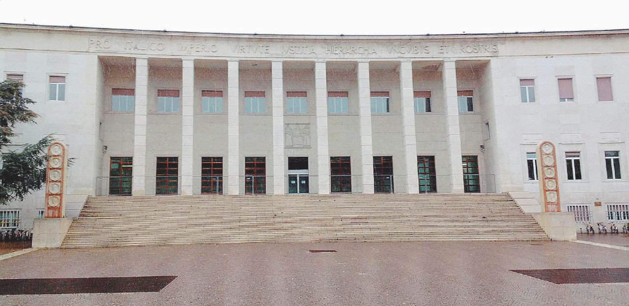 Copertina di Auto blu per portare pm e sindaco a cena. Indagati due super agenti per peculato