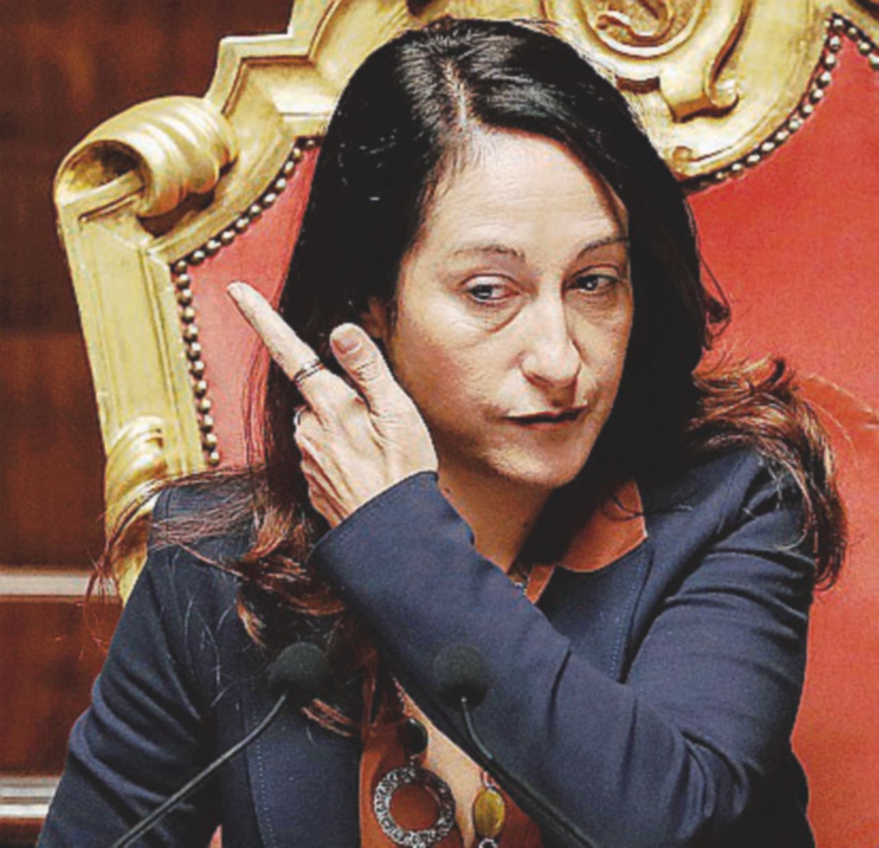 Copertina di Taverna (M5S), il Tribunale rigetta il ricorso della madre: “Abusiva, lasci l’appartamento”