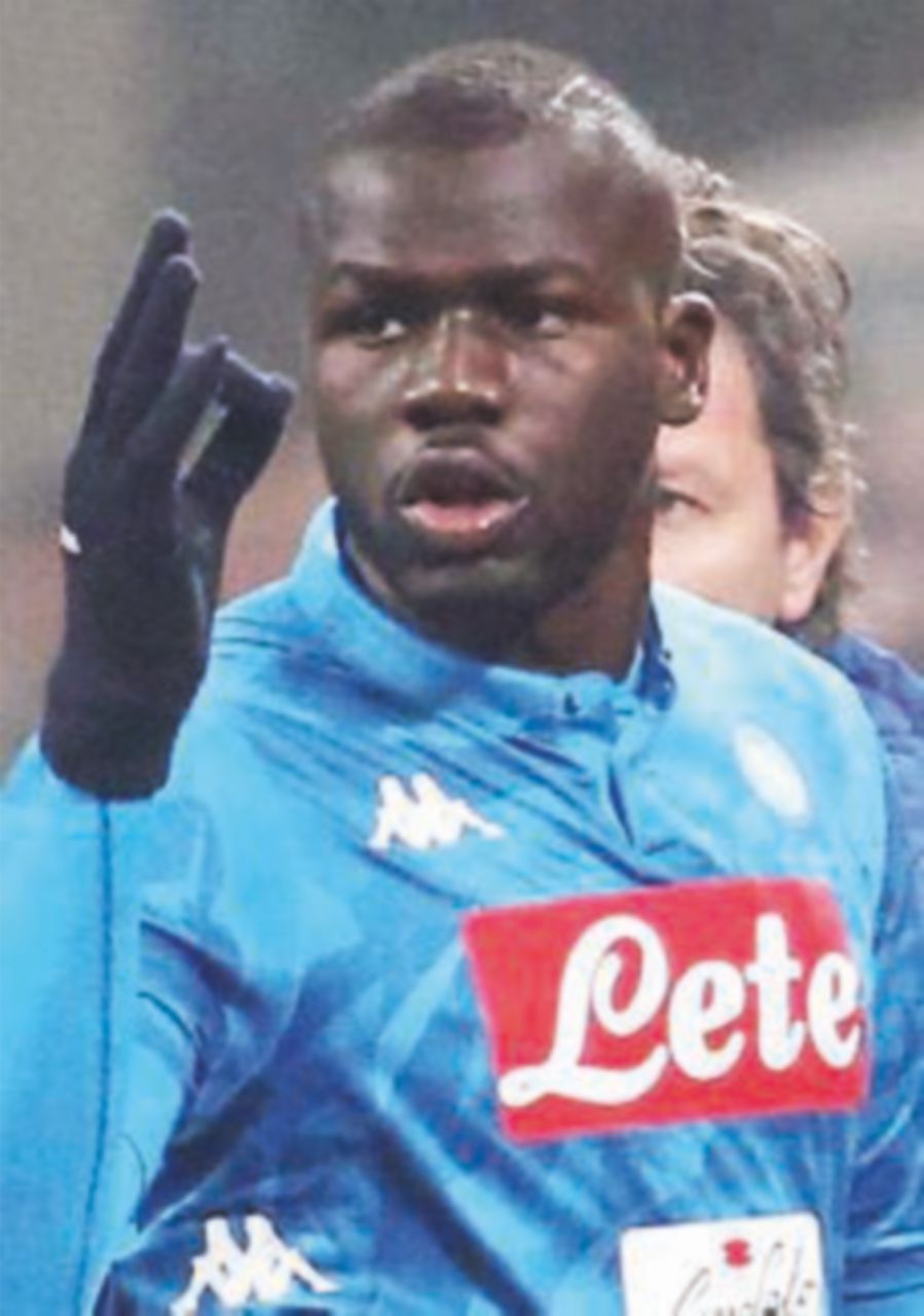 De Magistris: “Giusto smettere di giocare in caso di razzismo”