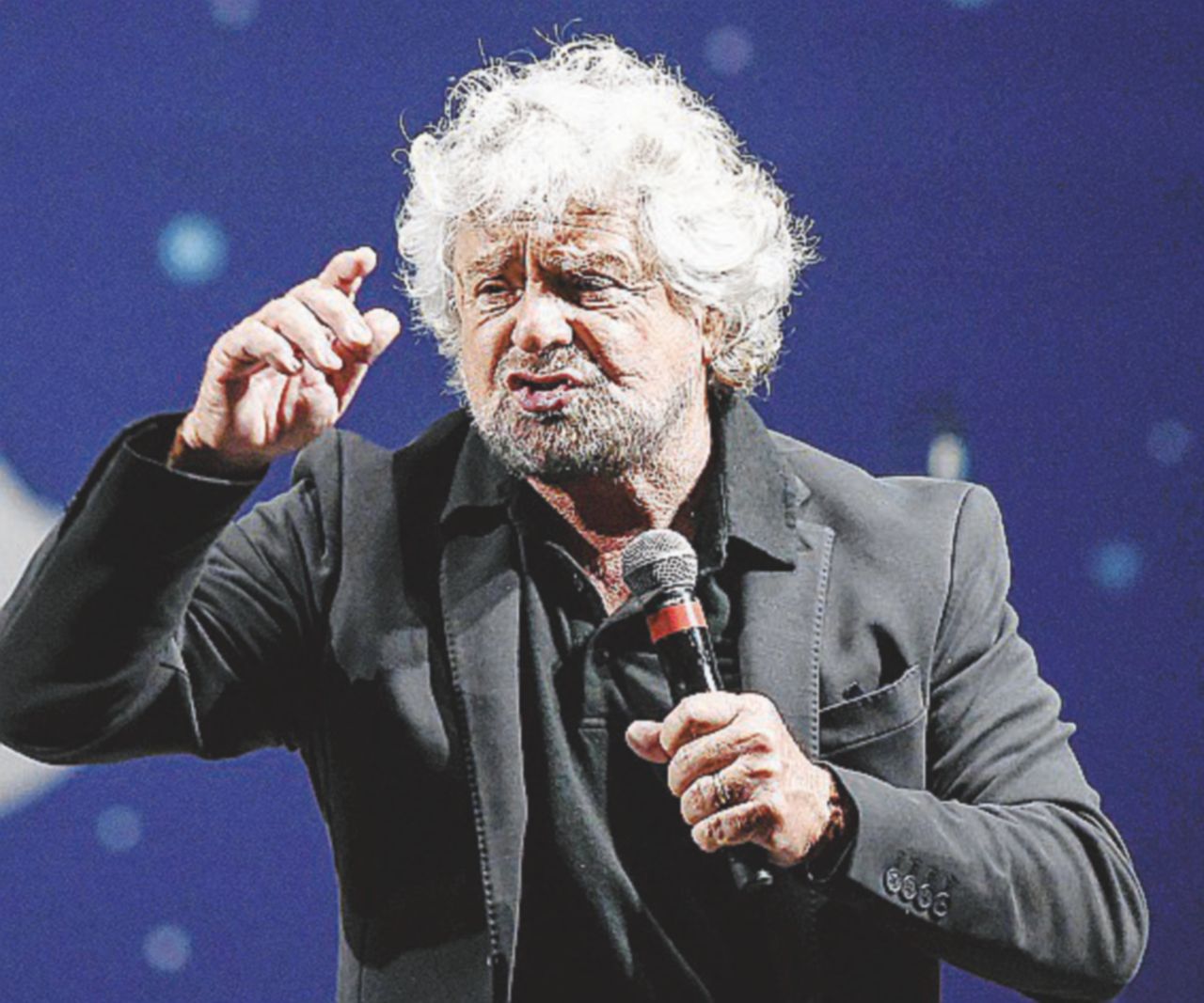Copertina di Grillo firma il patto per la scienza: Di Maio protesta, lui fa retromarcia