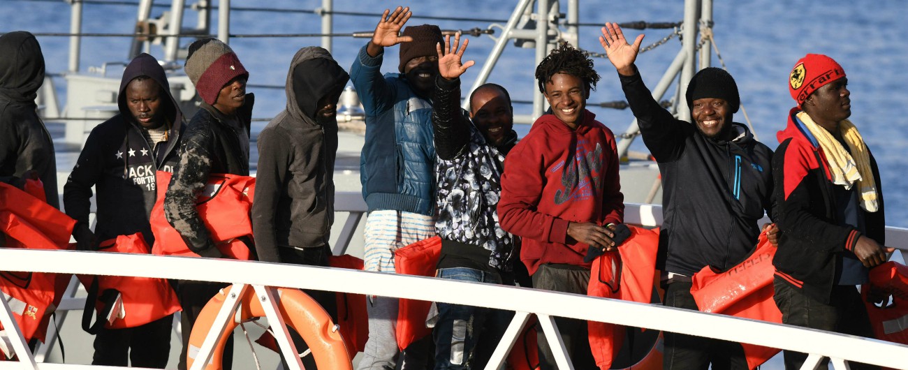 Sea Watch, inizia l’odissea burocratica. Non c’è criterio per redistribuire migranti: “Inefficienze costano fino a 4,9 miliardi”