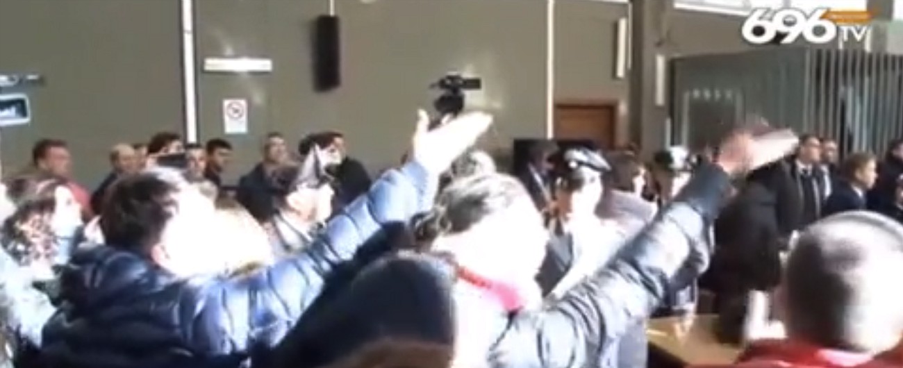 Copertina di Viadotto Acqualonga, assolto l’ad Autostrade Castellucci. Esplode la rabbia dei parenti: “Assassino”