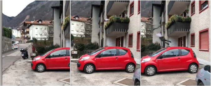 Copertina di Bolzano, litiga col passante dal balcone di casa ma si sporge troppo e cade. La scena surreale ripresa in un video
