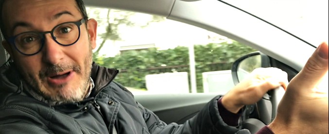 Copertina di “Come è cambiata la vostra vita con i porti chiusi?”. Da Covatta e Jacopo Fo, il video prende in giro i salviniani