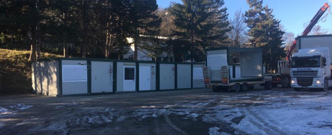Modena, alunni di elementari e medie a lezione nei container per scuole inagibili: sequestrati perché in zona a rischio frane