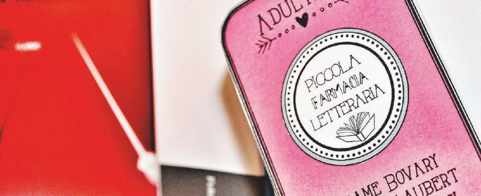 In via Ripoli - Alcune immagini della “Piccola farmacia letteraria” aperta a Firenze l’8 dicembre scorso Per i mali d’amore consultare il secondo scaffale sulla destra