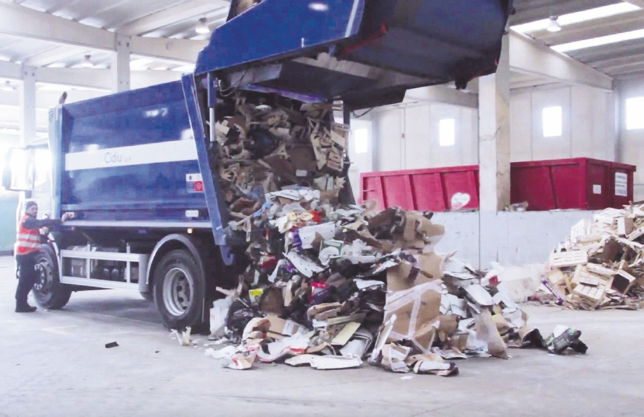 Copertina di Prese tra i rifiuti un monopattino per i figli. Annullato il licenziamento: “Non fu furto”