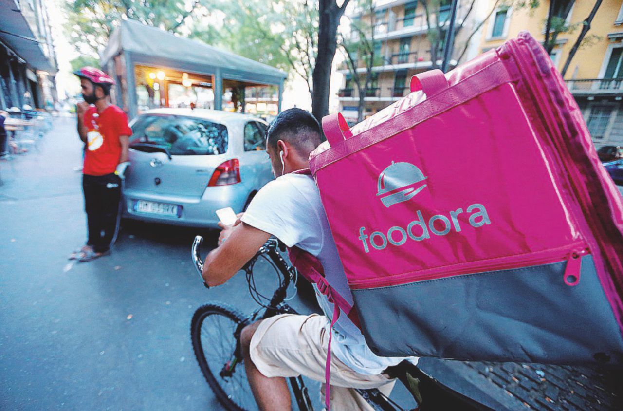 Copertina di La vittoria dei rider. “Paga oraria e ferie come i dipendenti”