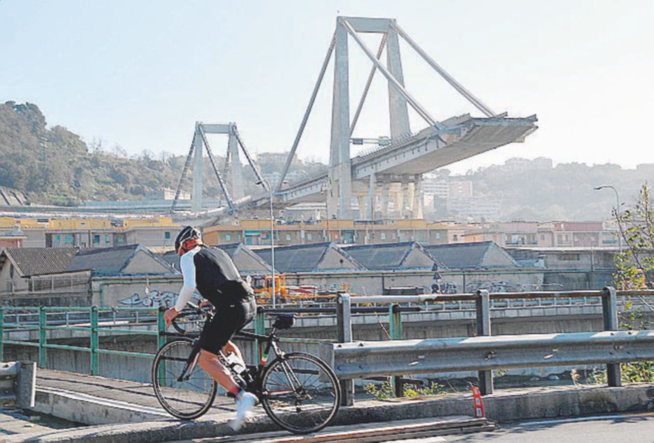 Copertina di Ponte Morandi, pagano i Benetton (per ora)