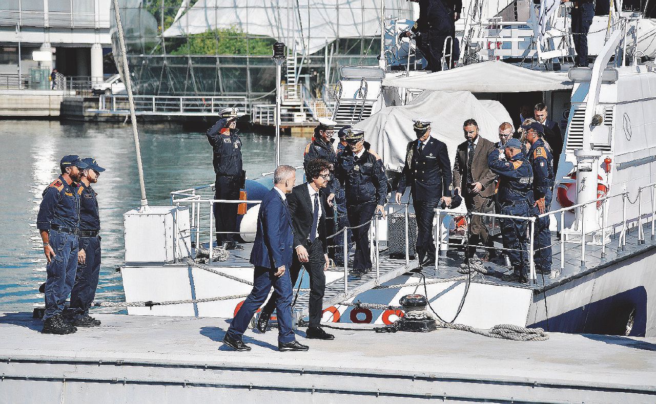 Il ministro delle Infrastrutture, Danilo Toninelli in visita al porto di Genova - LaPresse Il ministro censura: “I porti sono aperti, ma non si può dire”