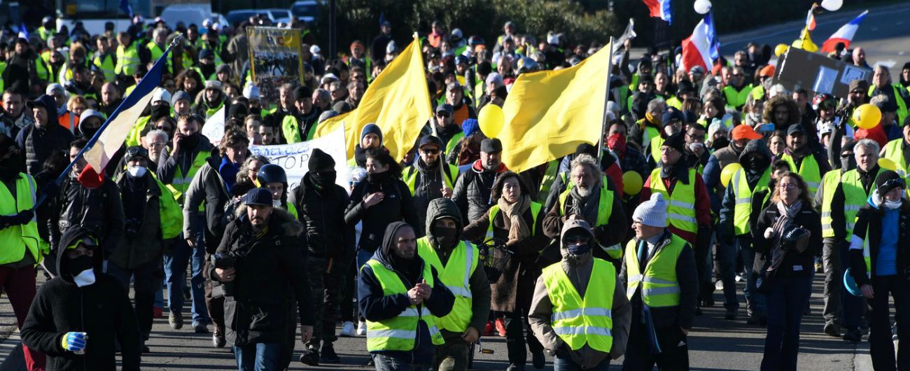 Gilet gialli, la nona manifestazione in Francia: 84mila persone in piazza. Proteste anche a Londra contro la May