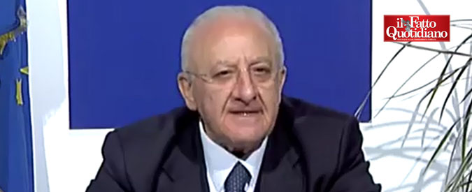 Copertina di De Luca: “Grillini ci mettono 10 anni per capire cose acquisite da un bimbo. Toninelli? Diamogli un insegnante di sostegno”