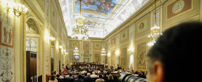 Sicilia, l’Ars boccia la legge sulle quote rosa. Ma approva quella per aumentare gli assessori: fino a 355 poltrone in più
