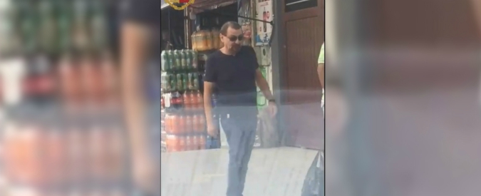 Copertina di Cesare Battisti, l’ex terrorista cammina per le strade di Santa Cruz con barba finta: il video poco prima dell’arresto