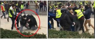 Copertina di Gilet gialli, giornalisti picchiati dai manifestanti: il video dell’aggressione con calci e pugni
