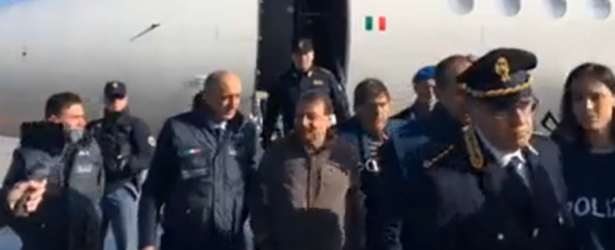 Copertina di Cesare Battisti, l’ex terrorista scende dall’aereo scortato dai poliziotti: le prime immagini dopo l’atterraggio a Ciampino