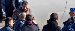 Cesare Battisti è tornato in Italia: “Ora so che andrò in prigione”. Bonafede e Salvini a Ciampino. ‘Inchiesta su fiancheggiatori’