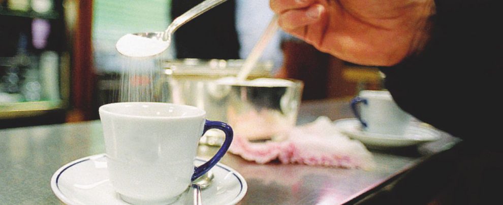 Eroi moderni - Chi lavora dietro al bancone ha imparato a dosare di tutto per venire incontro alle nuove esigenze Deca, corto, tiepido ma non troppo: Dio salvi i baristi