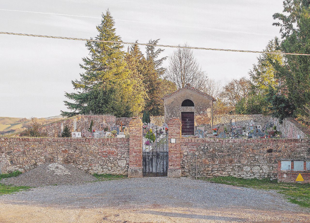 Copertina di La legge del cemento soffoca anche i cimiteri di campagna