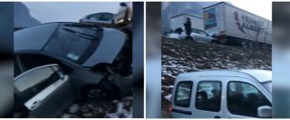 Copertina di Valsugana, maxitamponamento di 50 auto per il ghiaccio: 16 feriti. Il video dopo l’incidente coi veicoli nella scarpata