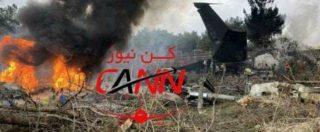 Copertina di Iran, aereo si schianta contro palazzi: almeno 15 morti. Solo un sopravvissuto